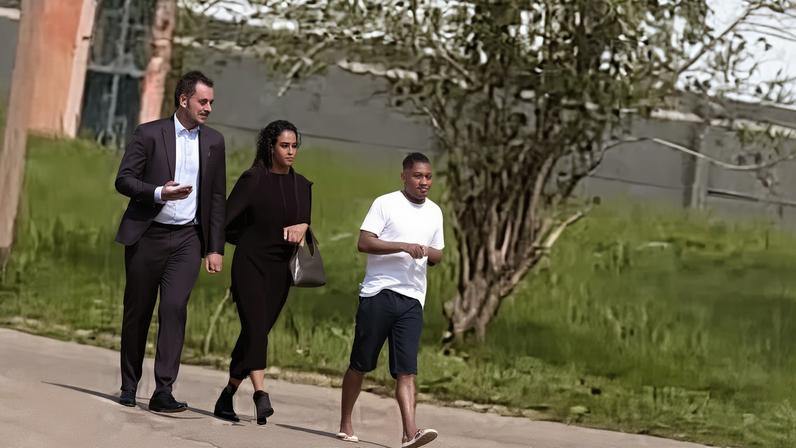 Poze saiu acompanhado de advogados