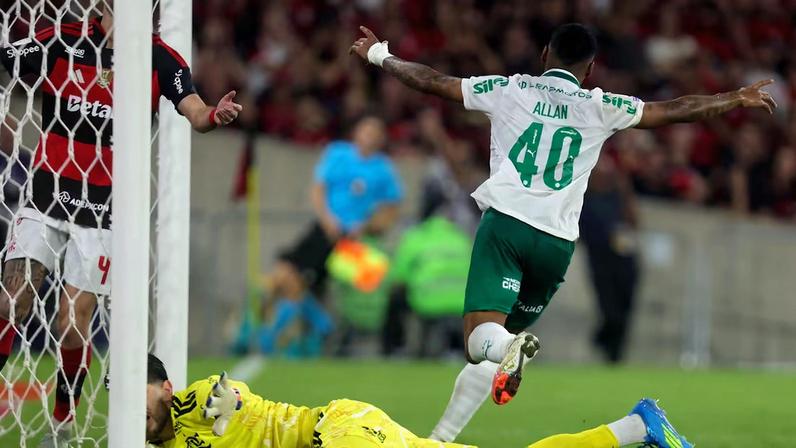 Allan, do Palmeiras, comemora gol marcado sobre o Flamengo no Maracanã, pelo Brasileirão 2026.