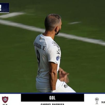 Gabriel Barbosa marca gol de falta para o Santos sob olhar de Neymar