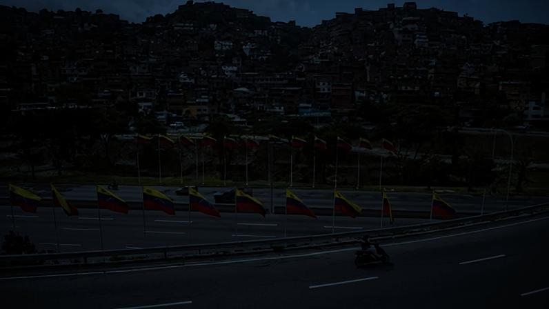 Um homem trafega de bicicleta pela rodovia Cacique Guaicaipuro em 7 de janeiro em Caracas, Venezuela
