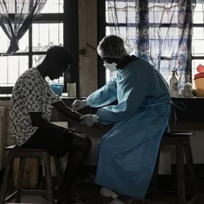 Chefe da OMS visita RD Congo após casos suspeitos de Ebola superarem 900