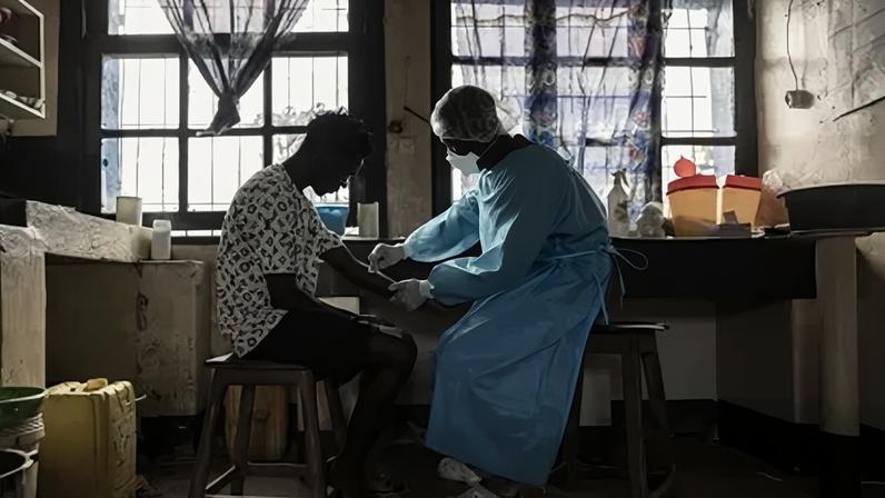 Um paciente se prepara para ter sangue coletado para um exame em um hospital em Mongbwalu, província de Ituri, República Democrática do Congo, como parte da resposta ao Ebola