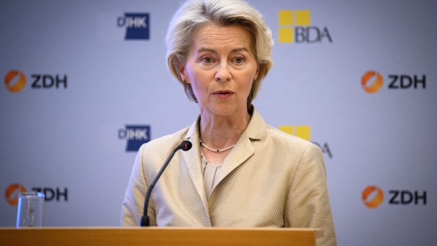 Imagem colorida da Ursula von der Leyen, presidente da Comissão Europeia, discursa na Cúpula da Indústria Alemã