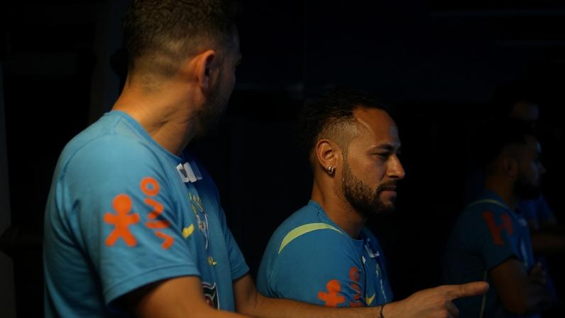 Neymar faz exercícios na academia da Granja Comary