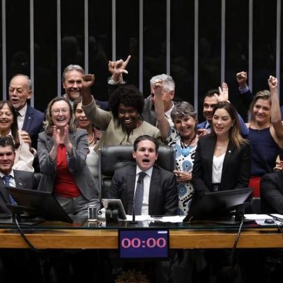 Câmara aprova MP que reajusta piso salarial dos professores da educação básica