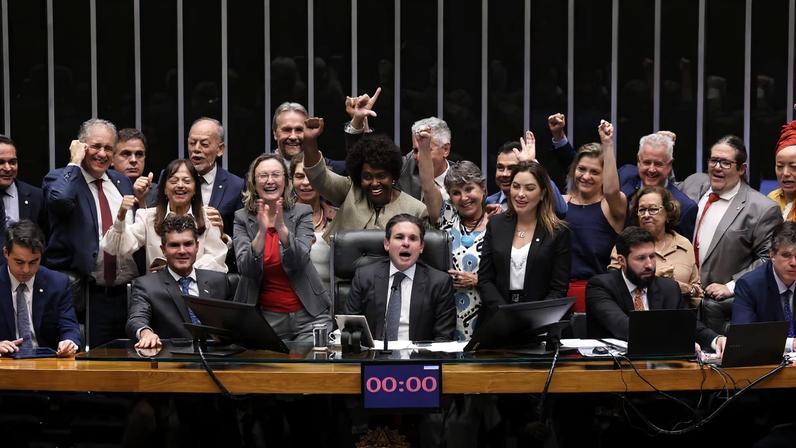 Câmara aprova MP que altera piso salarial dos professores da educação básica
