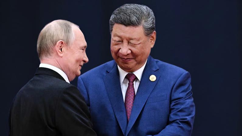 Kremlin disse que Putin e Xi Jinping pretendem discutir como ‘fortalecer ainda mais’ a parceria estratégica entre os dois países; anúncio do encontro ocorreu poucas horas depois de Trump deixar Pequim