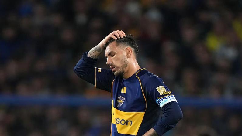 Temido durante décadas na Libertadores, gigante argentino acumula quedas em casa, fracassos esportivos e segue sem títulos sob a presidência de Riquelme