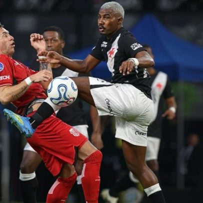 Adson abre o placar para o Vasco contra Barracas Central
