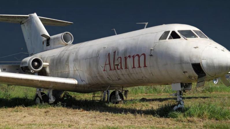 Yakovlev Yak-40 mede cerca de 20 metros de comprimento, tem envergadura de 25 metros e pouco mais de 6 metros de altura.