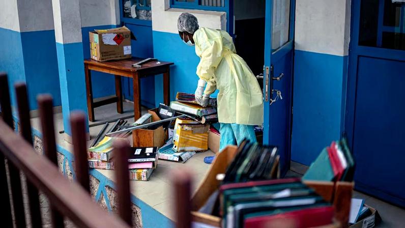 Funcionária do Hospital CBCA Virunga prepara salas destinadas a possíveis casos suspeitos de ebola