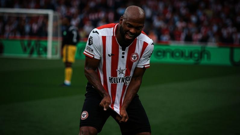 Igor Thiago comemorando gol pelo Brentford
