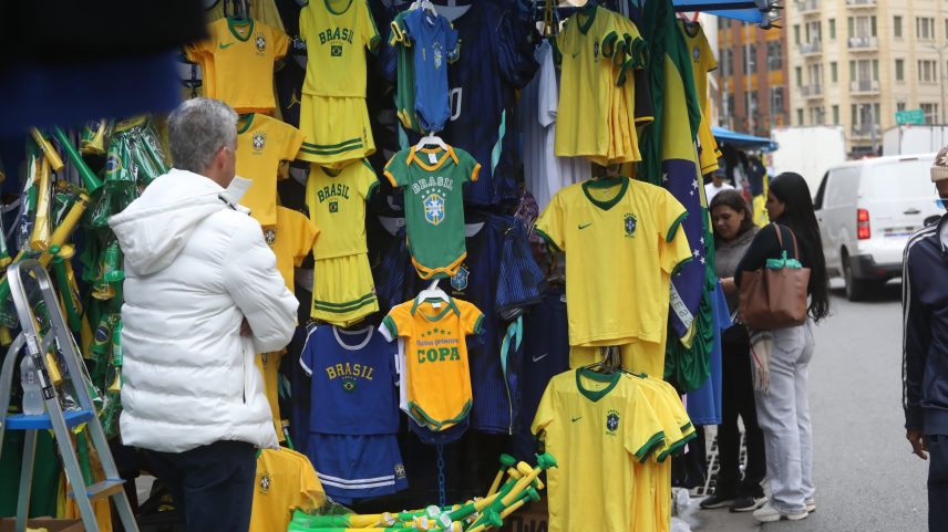 Consumidores buscam camisas e objetos para a Copa