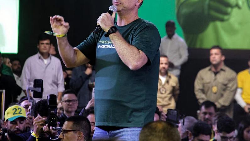 Flávio Bolsonaro, pré-candidato à Presidência, passou a ser mais rejeitado, segundo pesquisa
