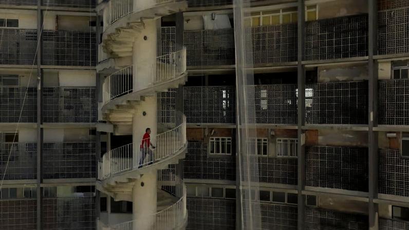 Cineasta estreante Carine Wallauer propõe um documentário observacional e visualmente notável, mas com pouco apelo narrativo