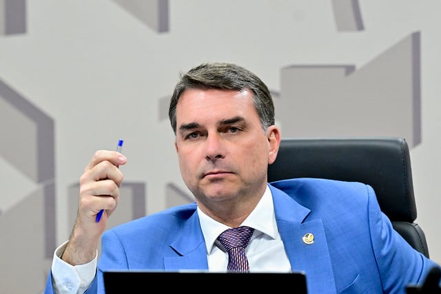 Ação do PL para discutir Flávio Bolsonaro atrasou planos de PEC da Anistia