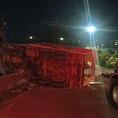 Caminhão tomba após batida no Anel Rodoviário e atinge barracão em BH