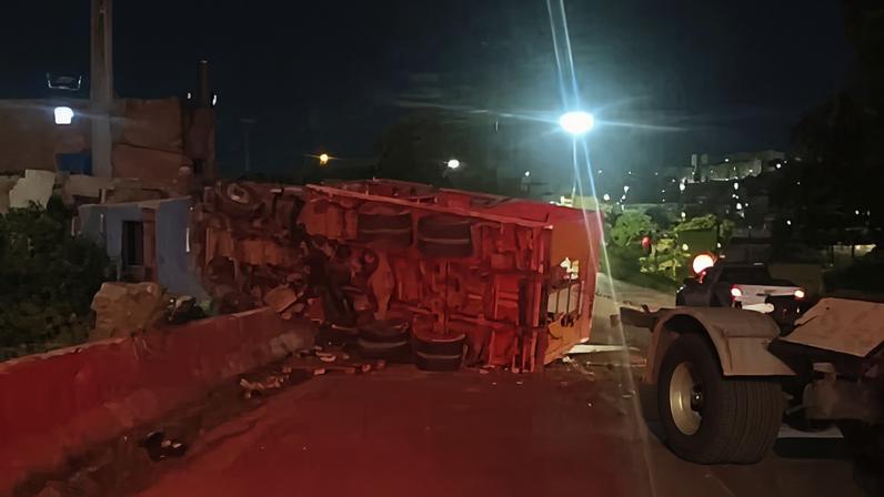 O caminhão pertence a uma empresa de transportes e era utilizado para entregas de cervejas e refrigerantes