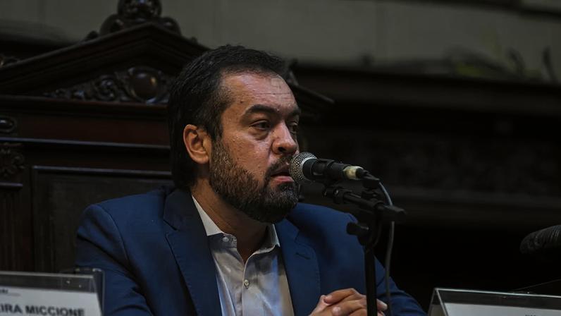 Decisão de Castro ocorre em meio a investigações sobre a sua relação com Daniel Vorcaro