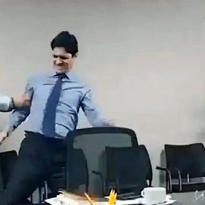Prefeitura compra arma de choque; prefeito simula uso ao atirar em assessor