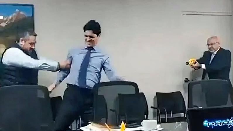 Vídeo mostra prefeito usando taser em assessor, que é amparado por outro funcionário