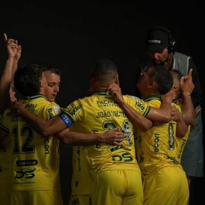 Diniz critica arbitragem após primeira derrota do Corinthians