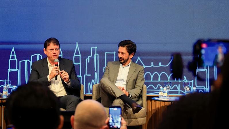 O governador de São Paulo, Tarcísio de Freitas (Republicanos), e o prefeito da capital, Ricardo Nunes (MDB), em coletiva de imprensa sobre o projeto Boulevard São João