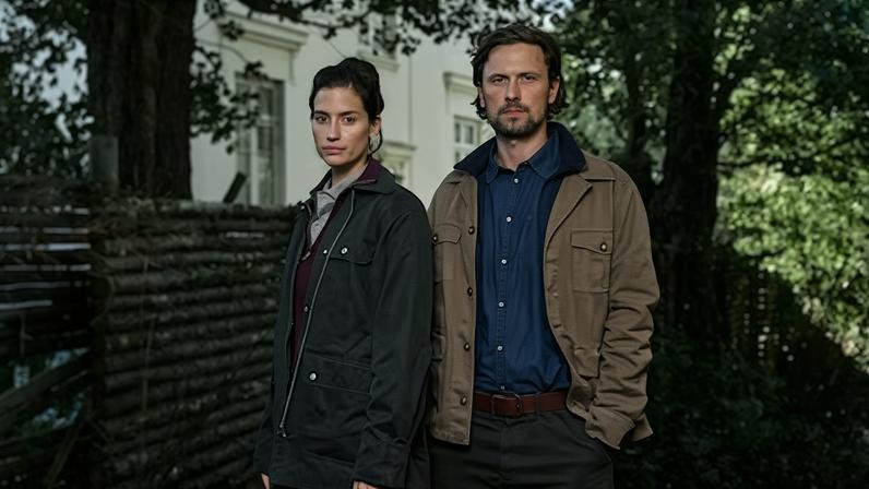 Naia Thulin (Danica Curcic) e Mark Hess (Mikkel Boe Følsgaard) se reencontram na segunda temporada de 'O Homem das Castanhas'. Foto: Nikolaj Thaning Rentzmann / Netflix/Divulgação