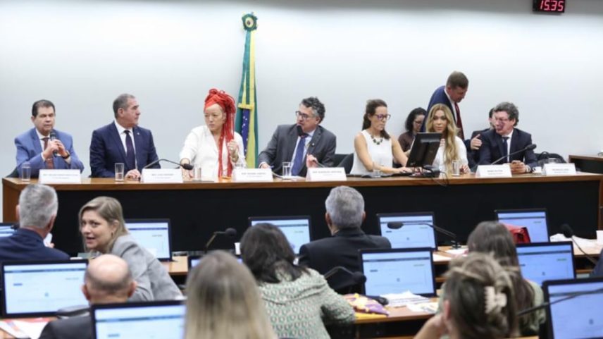 Proposta para o fim da escala 6x1 é discutida em comissão especial na Câmara