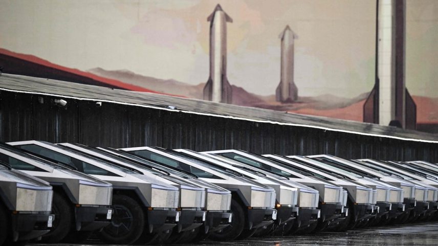 Missão da Space X 'é construir os sistemas e as tecnologias necessárias para tornar a vida multiplanetária' (na foto, Cybertrucks - as picapes elétricas da Tesla, também de Musk -, em frente a uma instalação da SpaceX em Starbase, Texas, na quinta-feira, 21)