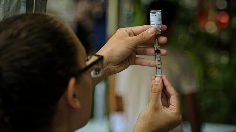 Doses da vacina são ofertadas gratuitamente pelo SUS nas salas e postos de vacinação de todos os municípios pernambucanos