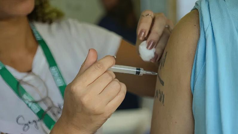 A ampla oferta e os benefícios inegáveis da vacinação não têm sido suficientes para levar a população aos postos de saúde