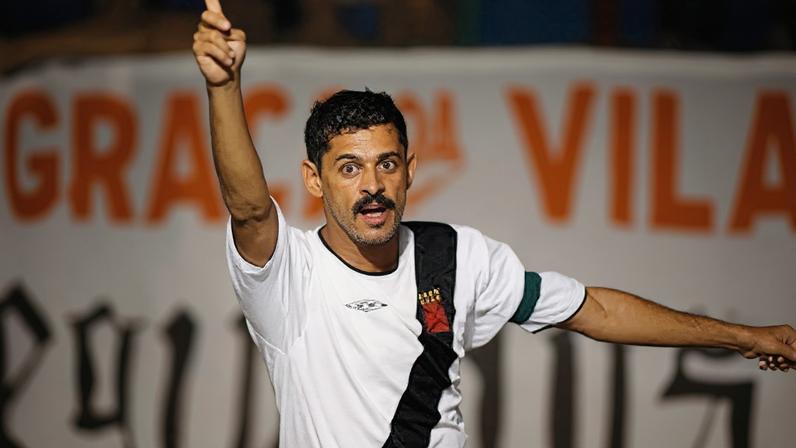 O veterano Valdir Bigode e o jovem Muriqui celebram a importante vitória do Vasco da Gama em Porto Alegre, pela 11ª rodada do Campeonato Brasileiro de 2004. (Reprodução)
