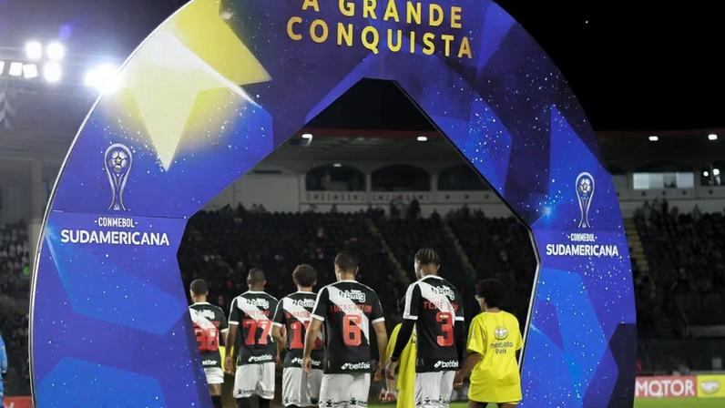 Jogadores do Vasco entram em campo pela Sul-Americana (Foto: Matheus Lima / Vasco)