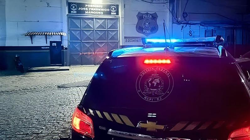 Viatura da Polícia Federal durante ação que resultou na prisão de um foragido da Justiça argentina em Búzios, na Região dos Lagos do Rio de Janeiro.
