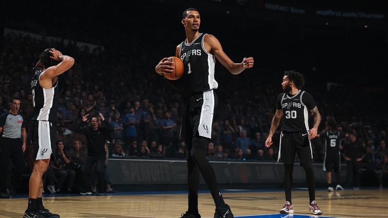 Shai joga mal e perde jogo em casa após atuação histórica do San Antonio Spurs, com destaque para Victor Wembanyama (Foto: Jesse D. Garrabrant/NBAE via Getty Images/AFP)