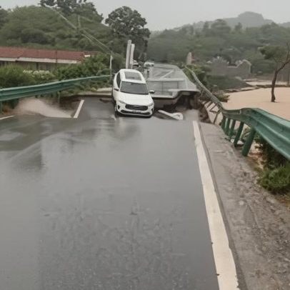 Carro cai de ponte na China e é arrastado por enchentes