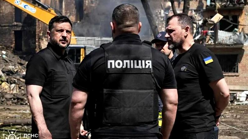 O presidente da Ucrânia, Volodymyr Zelensky, visitou neste domingo (24.mai.2026) prédios em Kiev que foram destruídos pelas forças russas