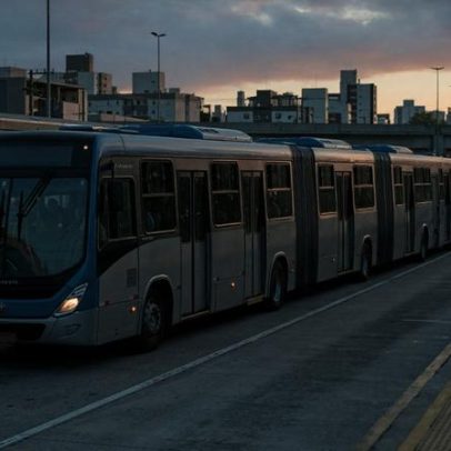 Biarticulado 28 m com 230 passageiros transforma avenida em transporte de massa