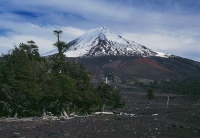 Mulher morre ao cair em fenda de vulcão no Chile durante excursão