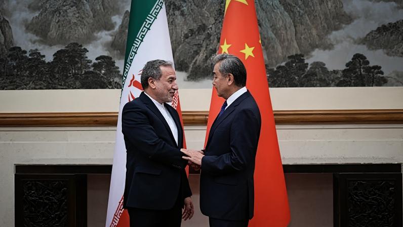 Ministro das Relações Exteriores da China, Wang Yi, e ministro das Relações Exteriores do Irã, Abbas Araghchi, antes de reunião em Pequim, 6 de maio de 2026