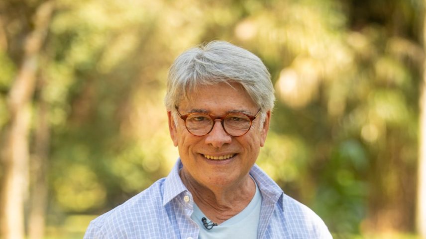 Sérgio Chapelin em foto de 2019, à época de sua aposentadoria do 'Globo Repórter'; apresentador vive longe dos holofotes desde então