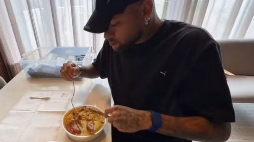 Neymar é flagrado comendo marmitex na mansão e vídeo viraliza