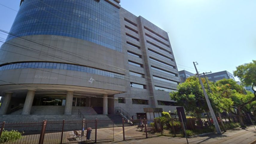 Desembargadores do TRF-4, em Porto Alegre, acolhem ação da AGU e mantêm condenação dos espólios de envolvidos em fraude na concessão de benefício previdenciário no Rio Grande do Sul nos anos 1990; ações de ressarcimento por atos dolosos de improbidade são imprescritíveis