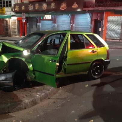 Motorista sem CNH bate veículo em árvore e apresenta sinais de embriaguez em BH