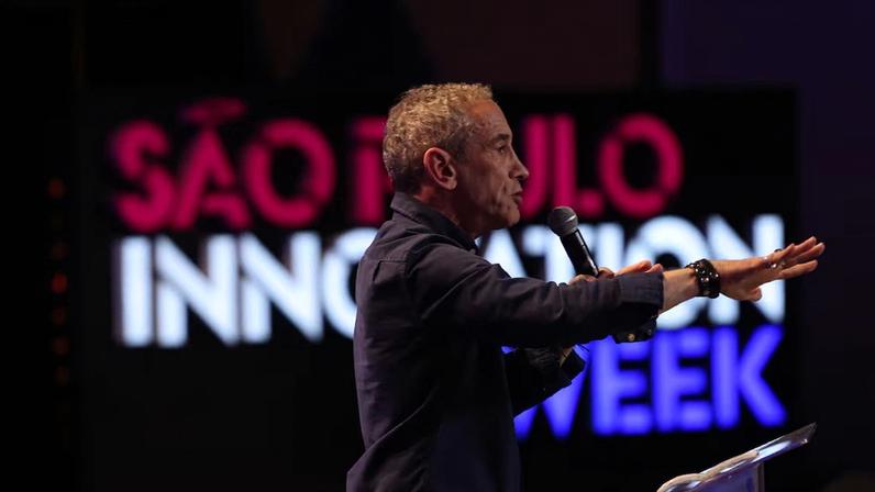 Douglas Rushkoff durante palestra de encerramento do São Paulo Innovation Week.