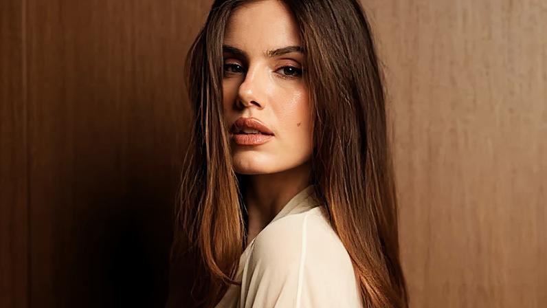 Camila Queiroz surge com bebê no trabalho e impressiona