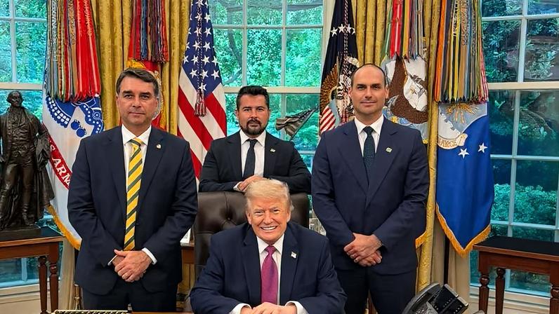 Na foto, Flavio Bolsonaro, Paulo Figueiredo e Eduardo Bolsonaro com o presidente americano Donald Trump