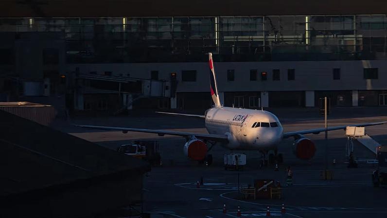 Avião da Latam no Aeroporto de Guarulhos: mercado doméstico acumulou 19 meses consecutivos de crescimento.