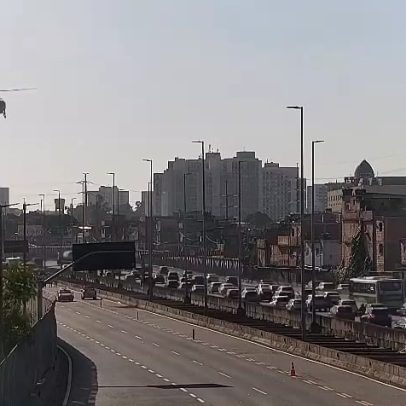 Linha Amarela é interditada para pouso de helicóptero após acidente moto-caminhão